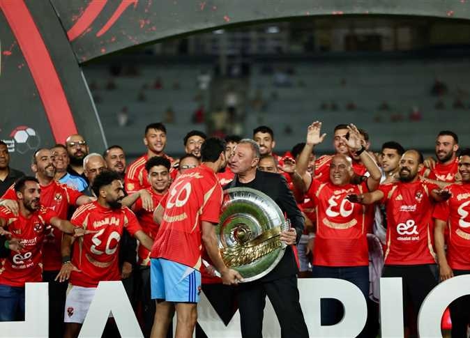 تصرف مفاجئ من خالد الغندور على الهواء بعد تتويج الأهلي بالدوري (فيديو)