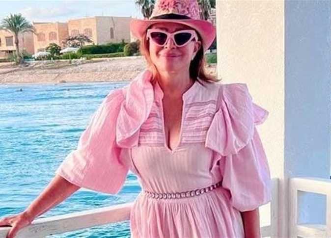 بإطلالة وردية ساحرة.. إلهام شاهين تتألق في الساحل الشمالي: «أجمل جو وأجمل بحر» (صور)