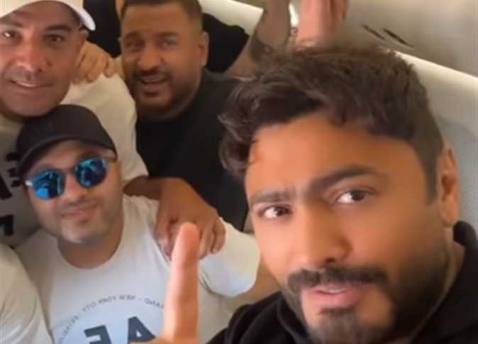 تامر حسني يكشف جزءًا من أغنية جديدة ويرقص احتفالًا بطرح الألبوم (فيديو)