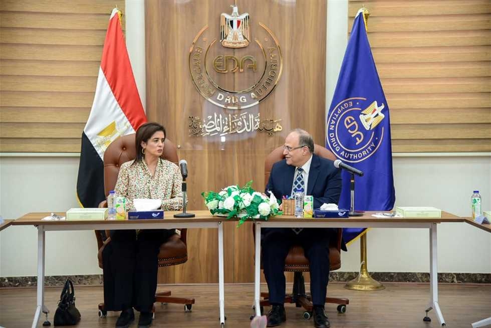 رئيس هيئة الدواء المصرية يعقد لقاءً مع سفيرة مصر بزيمبابوي لبحث التعاون الدوائي الإفريقي