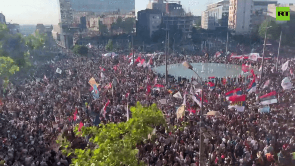 Mass anti-govt protests hits Serbian capital (VIDEO)