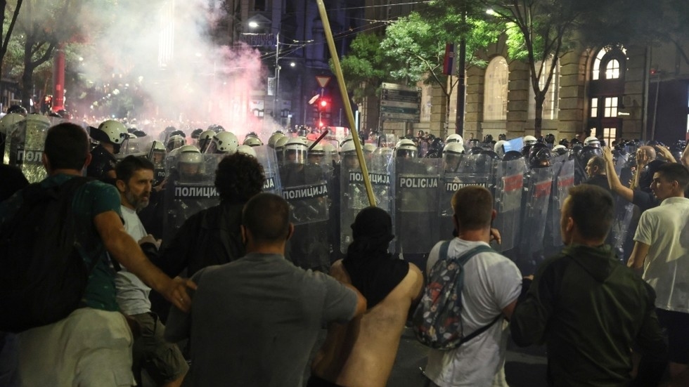 Protesters in Belgrade calling for civil war