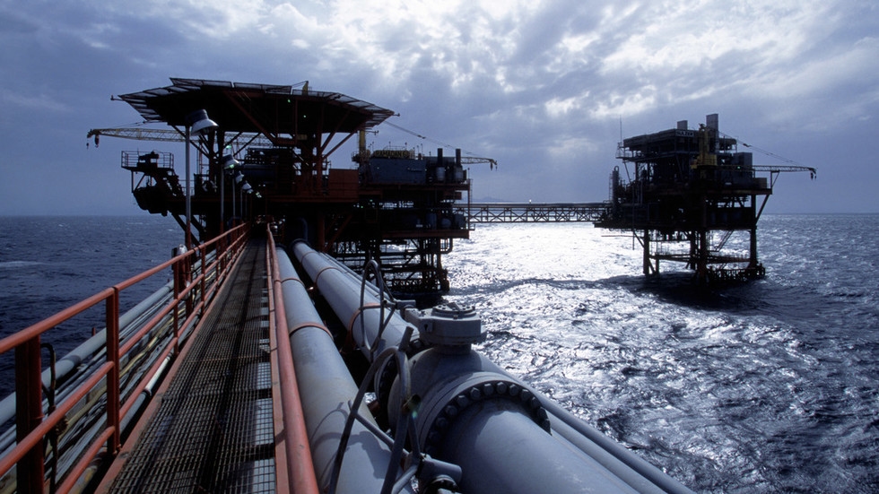Drilling rig capsizes in Gulf of Suez