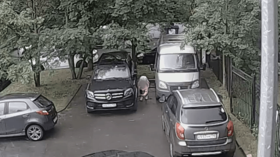 Russian FSB catches woman planting car bomb (VIDEO)