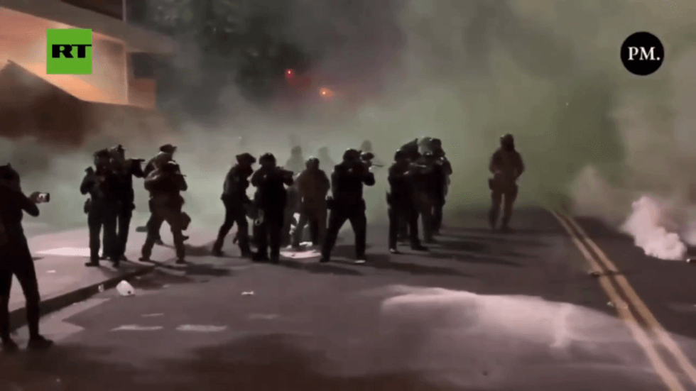 US police clash with Antifa near migrant detention center (VIDEOS)