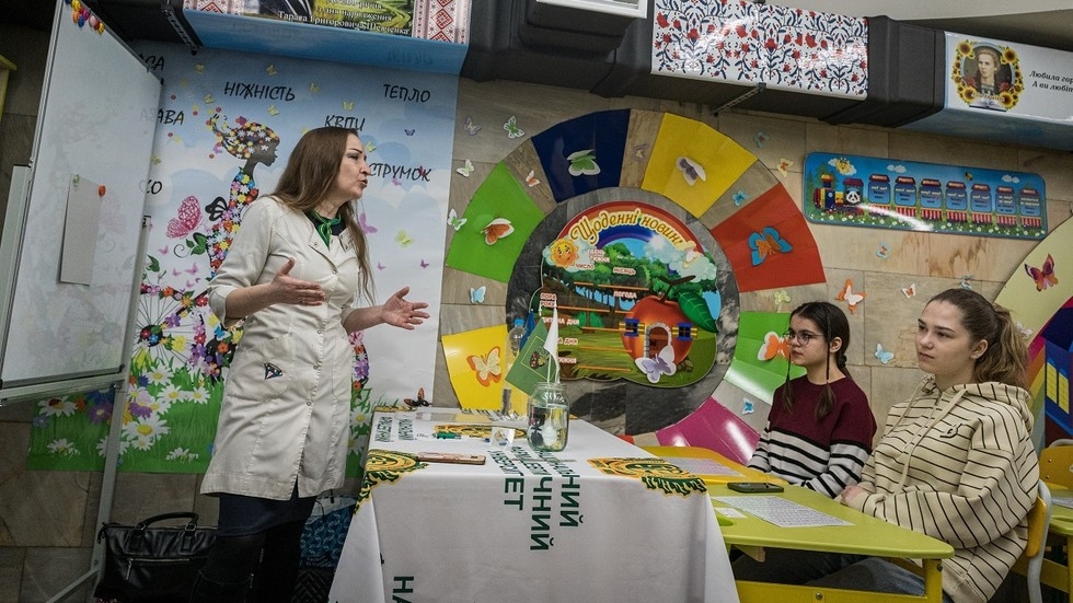 Ukrainian teachers told to pretend they can't speak Russian