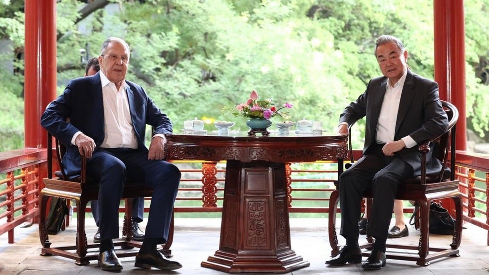 Russian and Chinese top diplomats hold talks