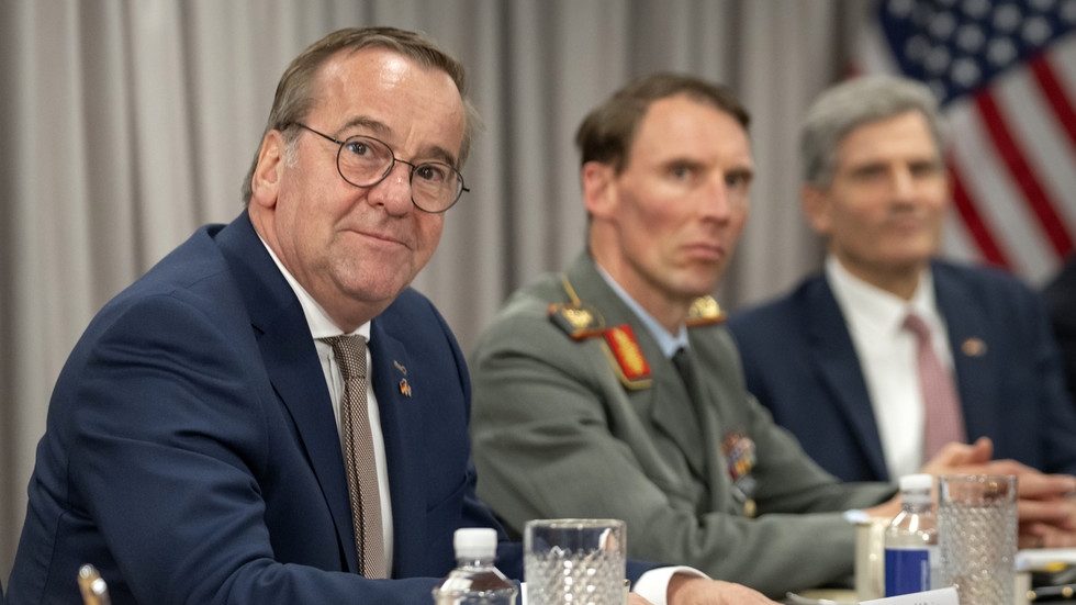 German defense minister wants to arm Kiev ‘quickly and quietly'