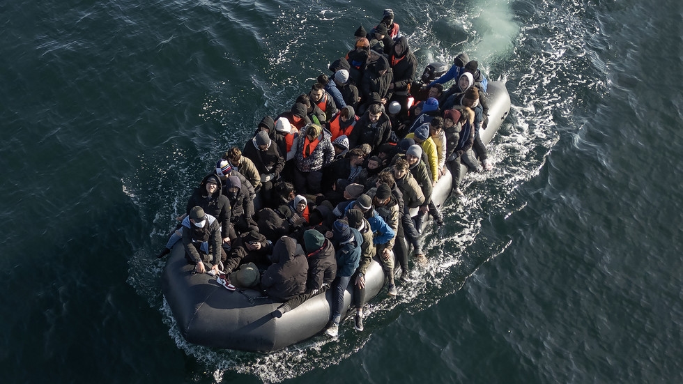 UK to sanction people smugglers