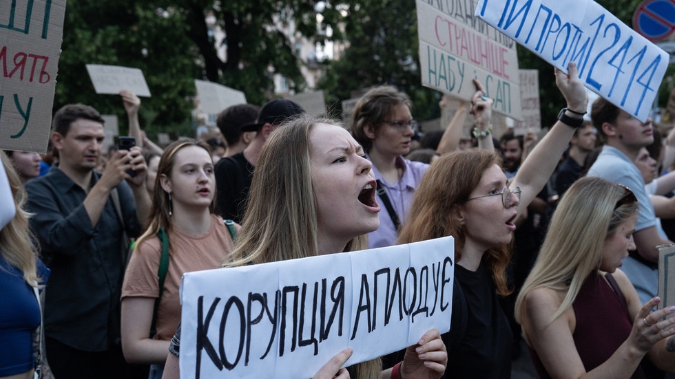 Protesters chant ‘Zelensky is the devil' in Kiev (VIDEO)