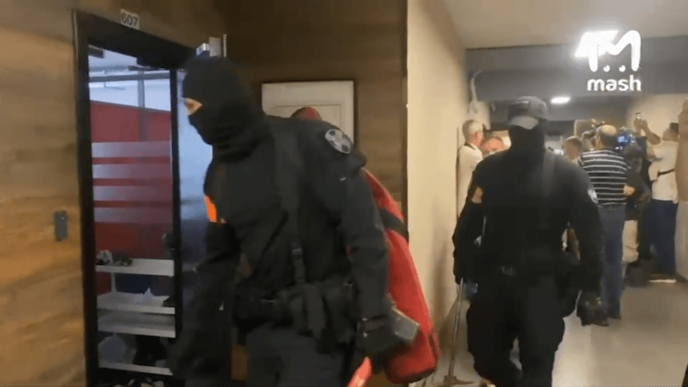 Police raid offices of leading Russian Telegram channel (VIDEOS)