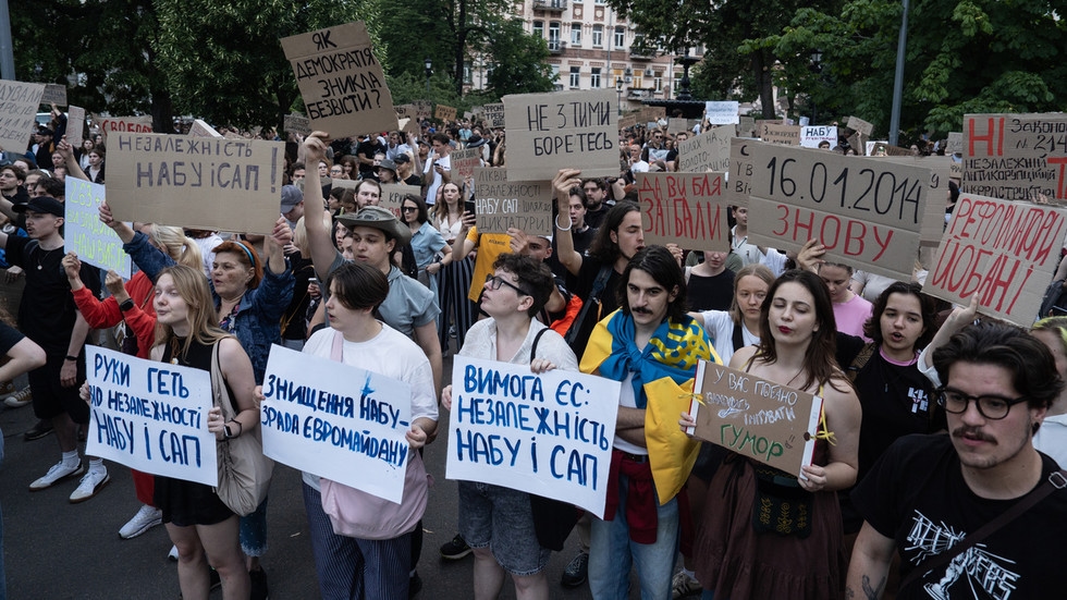 Kremlin comments on Zelensky's crackdown on anti-corruption agencies