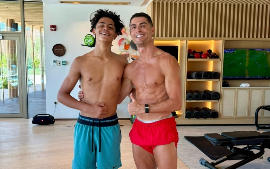 رونالدو يوضح حقيقة فارق الطول مع نجله بعد صورة مثيرة للجدل