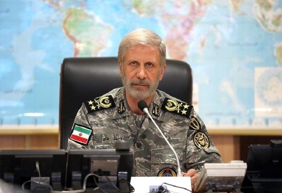 قائد الجيش الإيراني يتوعد الأمريكيين برد حاسم على جرائمهم