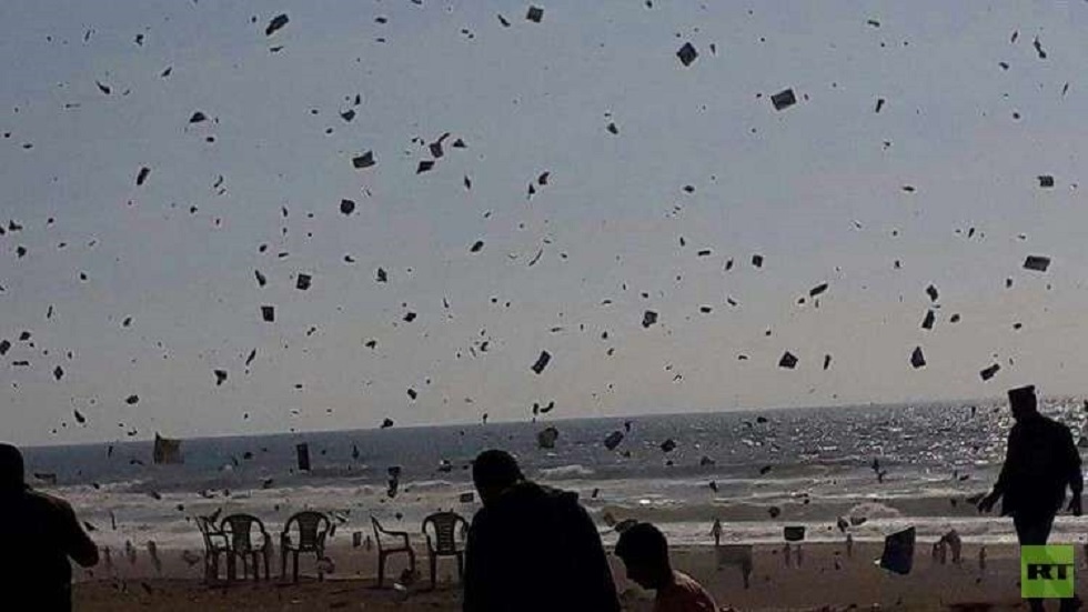 طائرات الجيش الإسرائيلي تلقي منشورات على جباليا شمال غزة