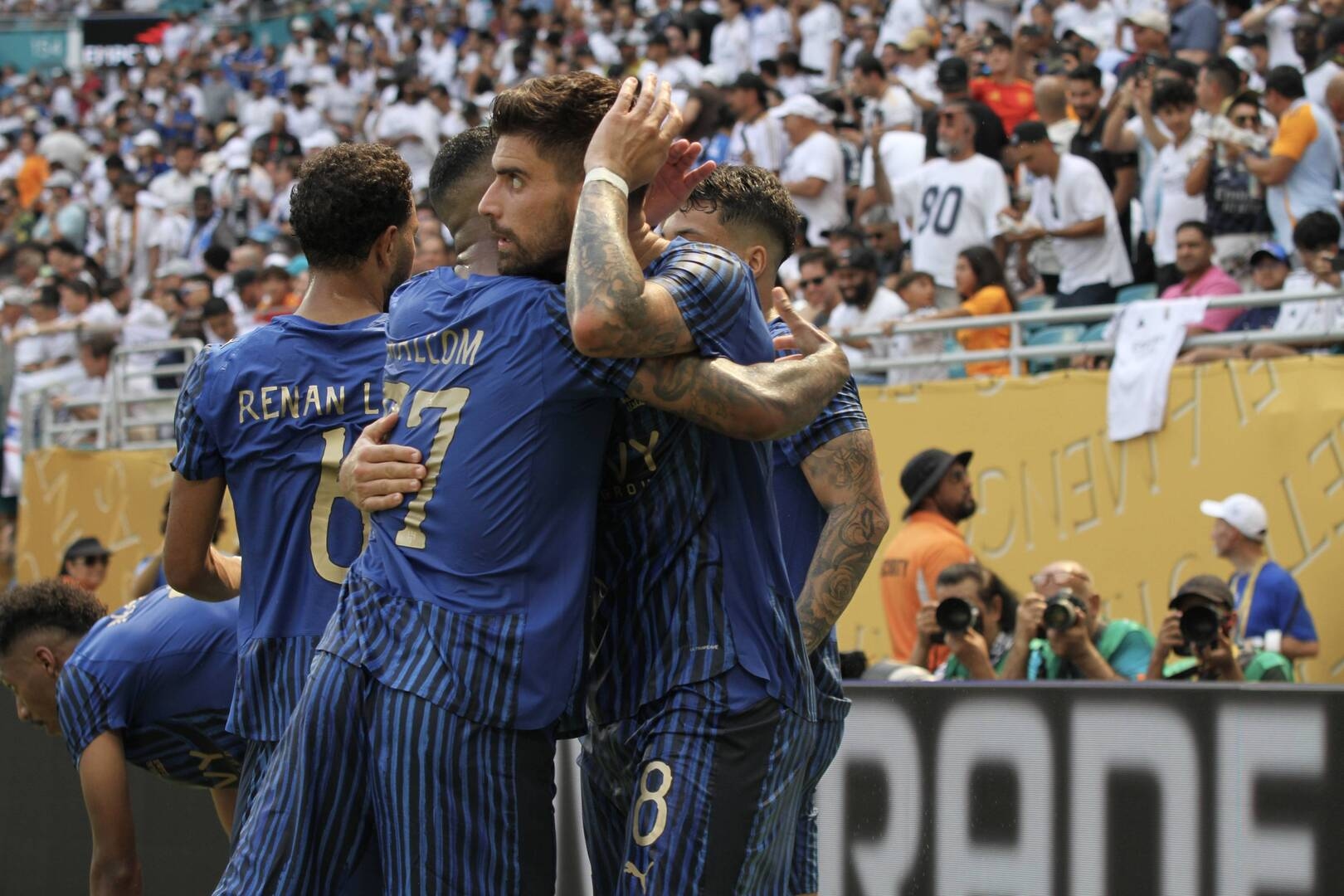 مشجع يقتحم الملعب من أجل قميص نجم الهلال.. ويفاجئ الجميع برد فعله!