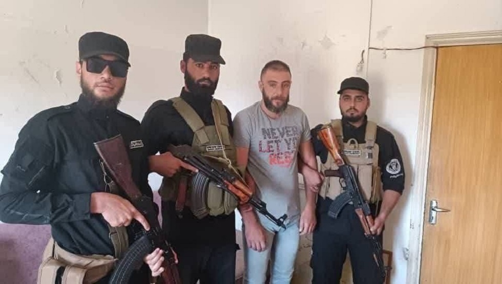 الأمن الداخلي السوري يلقي القبض على مجند سابق بعد انتشار مشاهد لإحراقه بطاقة تسوية وضعه (فيديو)