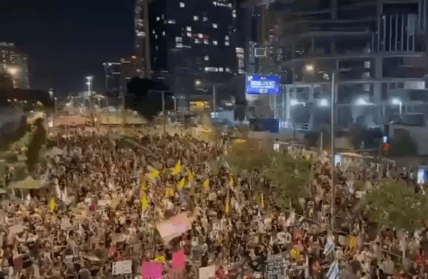 مظاهرات ضخمة في تل أبيب للمطالبة بإنهاء الحرب على غزة وإبرام صفقة تبادل أسرى شاملة (فيديو)