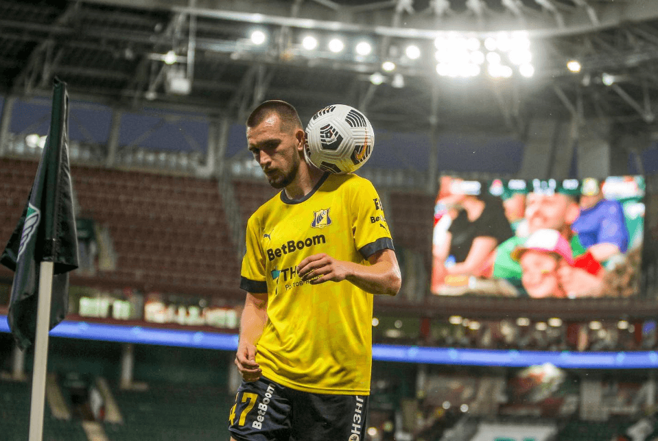 لاعب كرة قدم روسي يعلن اعتناقه الإسلام