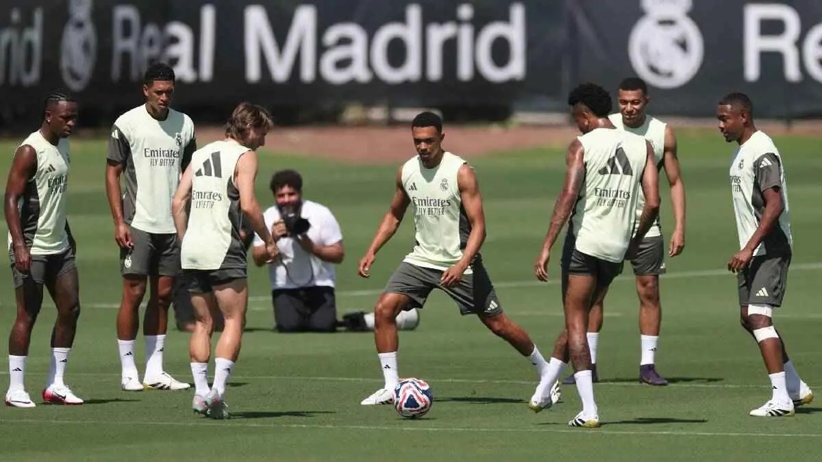 نجم ريال مدريد يثير الجدل بظهوره مع عارضة أزياء مشهورة قبل مواجهة بروسيا دورتموند (فيديو - صور)