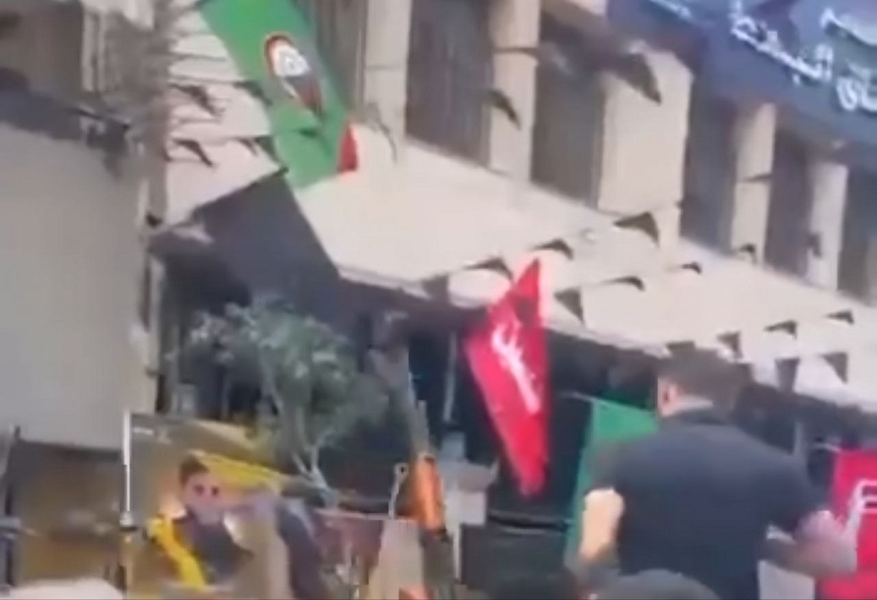 وزير داخلية لبنان يطالب بتحديد هوية مستعرضي السلاح في بيروت (فيديو)