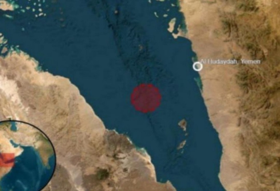 هجوم من قوارب بالنيران والقذائف على سفينة قبالة ساحل الحديدة اليمنية