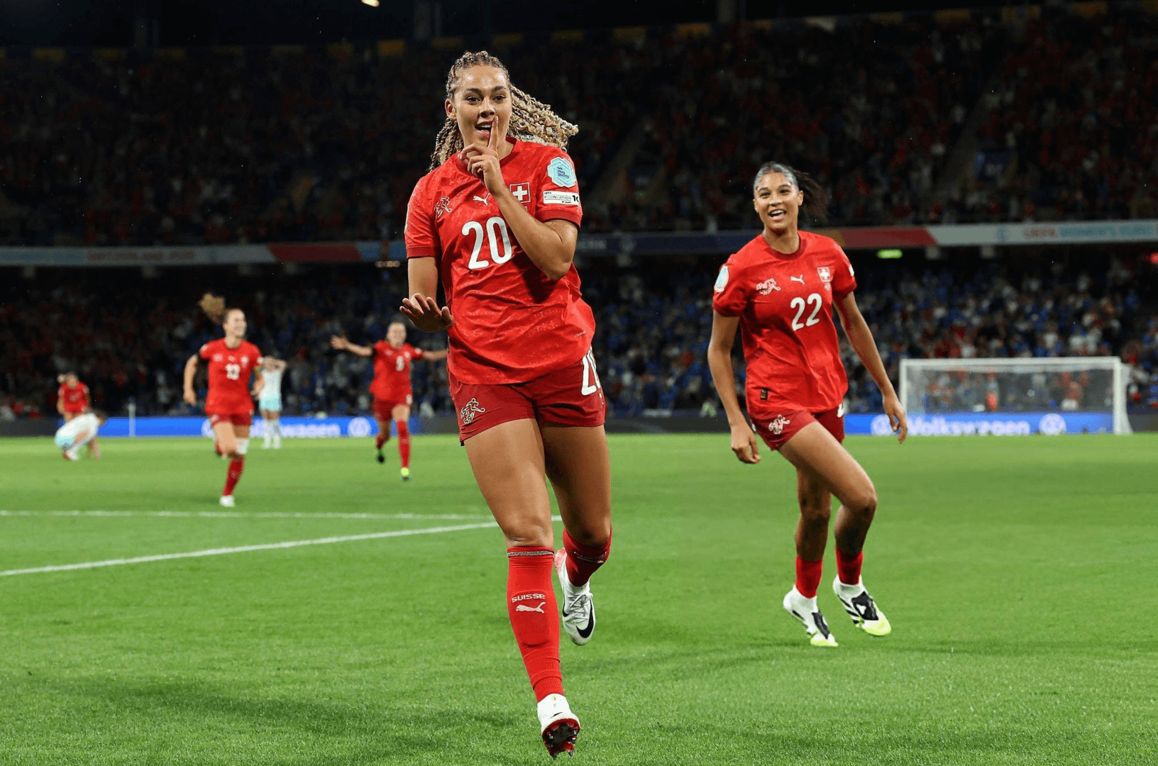 لاعبة منتخب سويسرا لكرة القدم تقفز إلى المدرجات لتحتفل مع صديقها (فيديو)