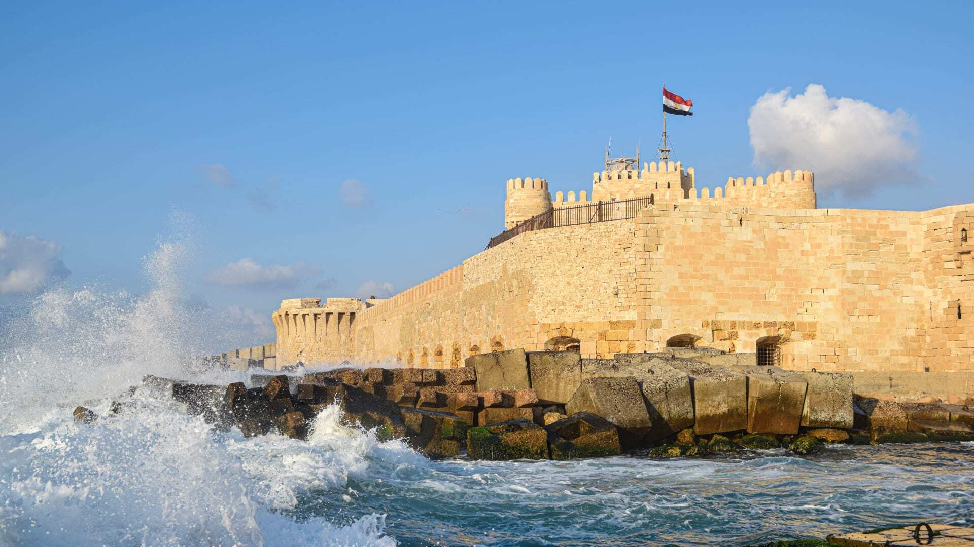 بعد تجدد القلق.. هل يهدد التسونامي سواحل مصر؟.. خبير يكشف الحقيقة