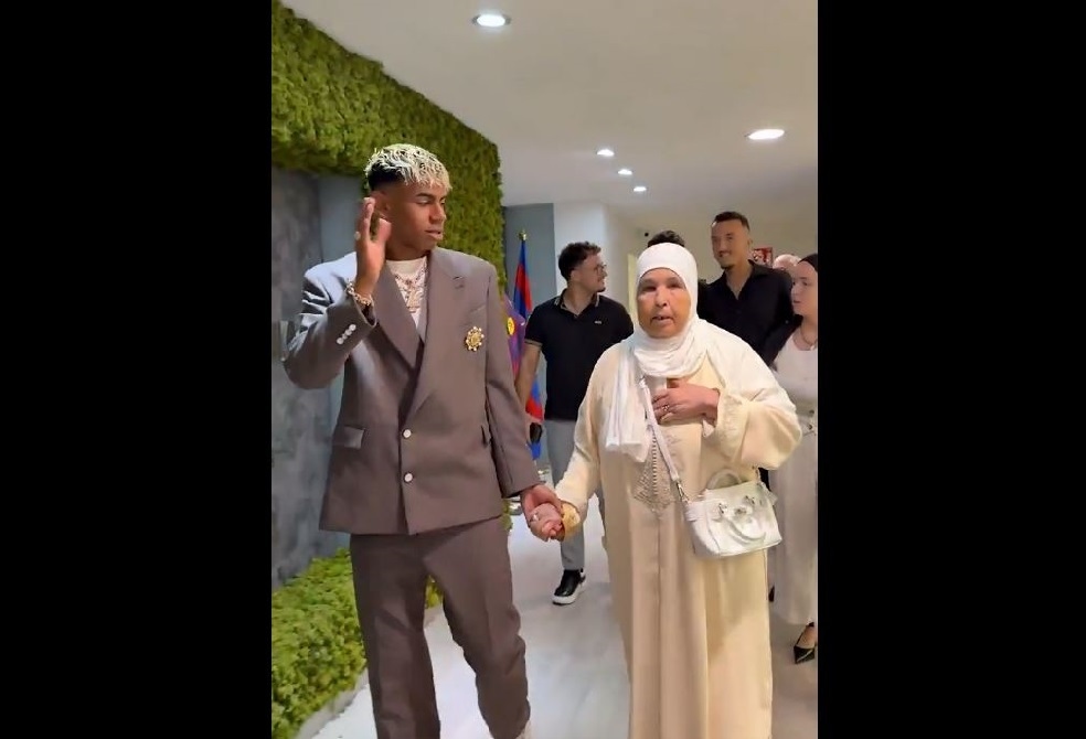 رسميا.. لامين جمال يوقع على عقد "احترافي" مع برشلونة ويقتنص رقم الأسطورة (فيديو)