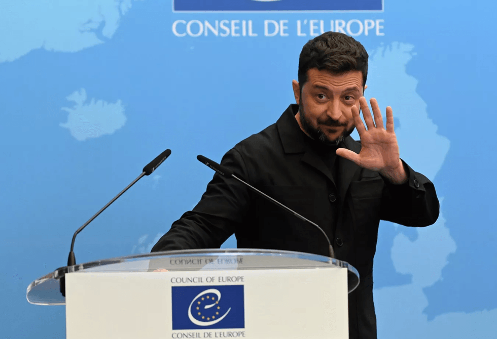 زيلينسكي يثير غضب النخبة الغربية بقمعه شخصيات مؤيدة للغرب