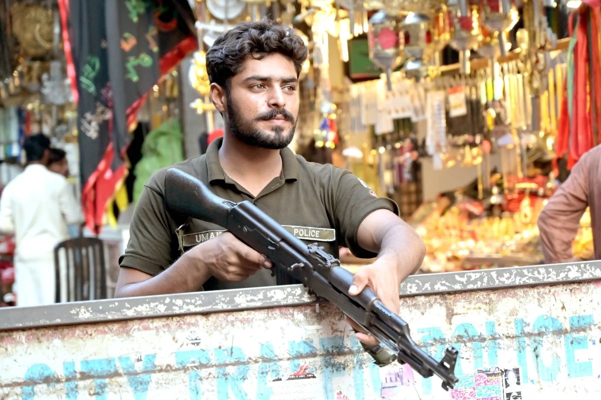 مقتل 16 شخص وعشرات الجرحى في تفجير انتحاري في باكستان