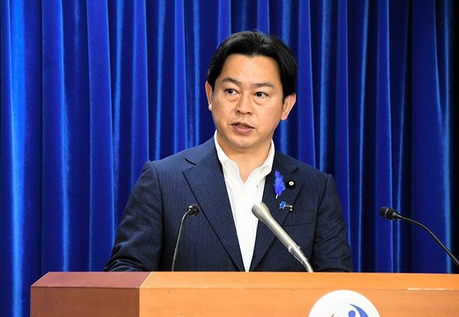 Health minister debunks rumors about favoring foreign residents