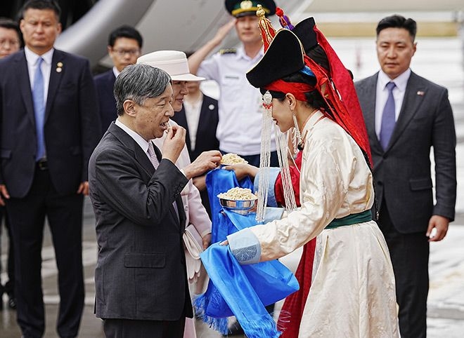 Naruhito, the first emperor to visit Mongolia, tours museum