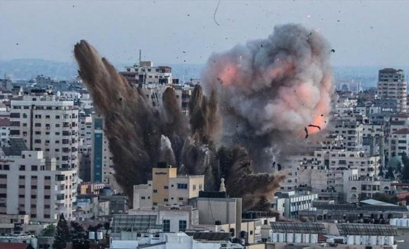 غارات عنيفة وقصف مدفعي جنوب القطاع  وشماله