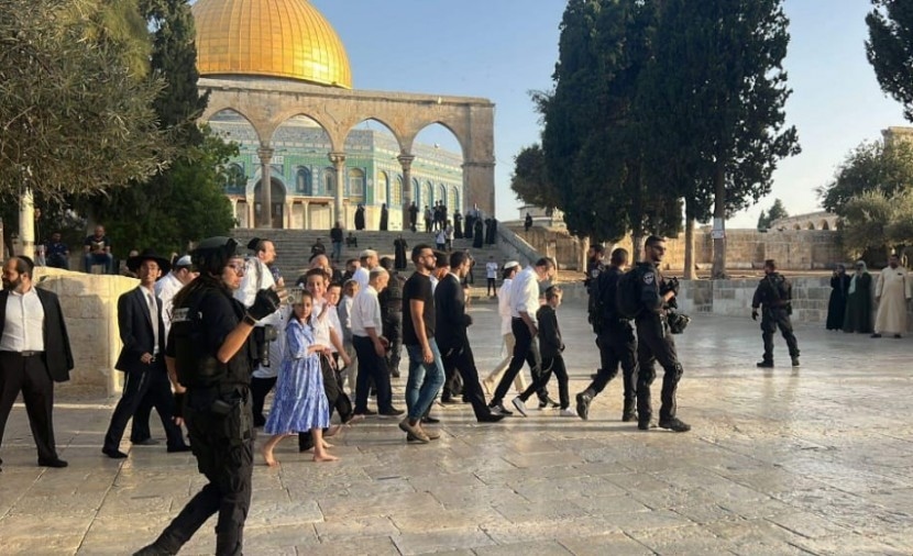 مستوطنون متطرفون يقتحمون المسجد الأقصى بحماية شرطة الاحتلال