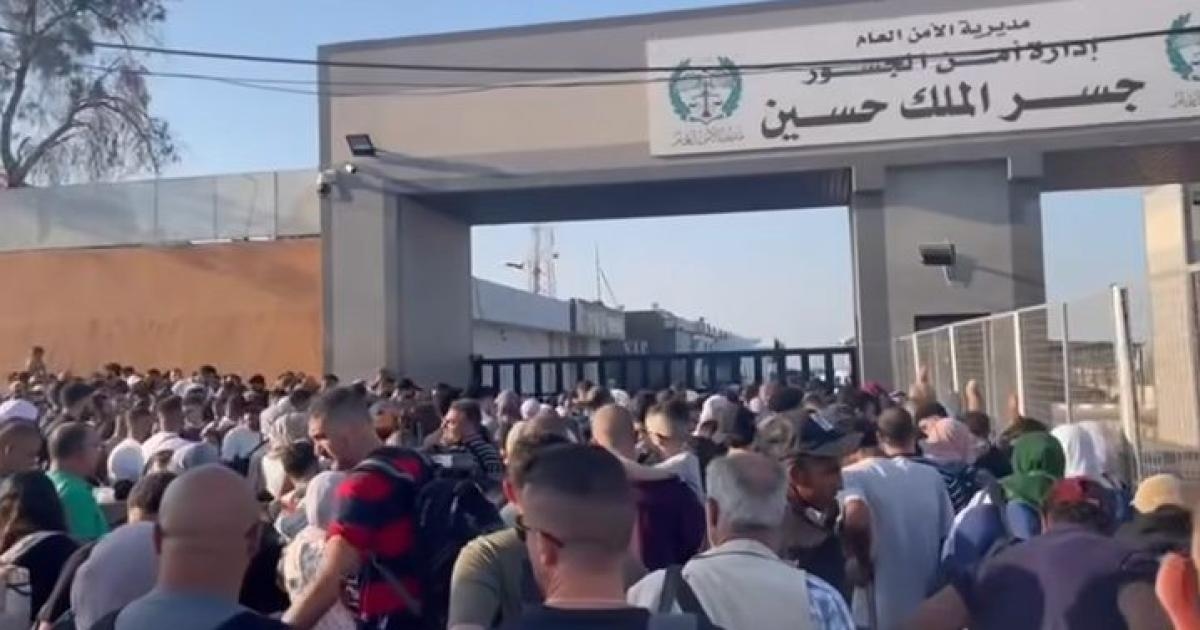 الداخلية: الساعات المقبلة ستشهد حلًا جذريًا لأزمة العالقين على جسر الملك حسين