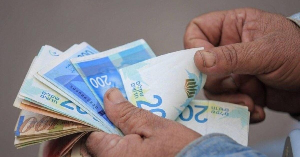 وزارة المالية: صرف دفعة من رواتب الموظفين خلال 10 أيام حال تحويل أموال المقاصة.. وإسرائيل تواصل اقتطاعاتها الجديدة