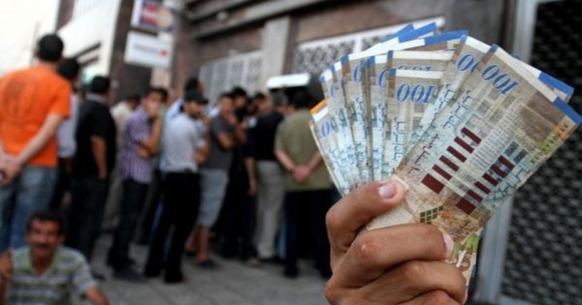 أزمة مالية غير مسبوقة تهدد السلطة الفلسطينية وسط احتجاز أموال المقاصة وتفاقم الأعباء المعيشية