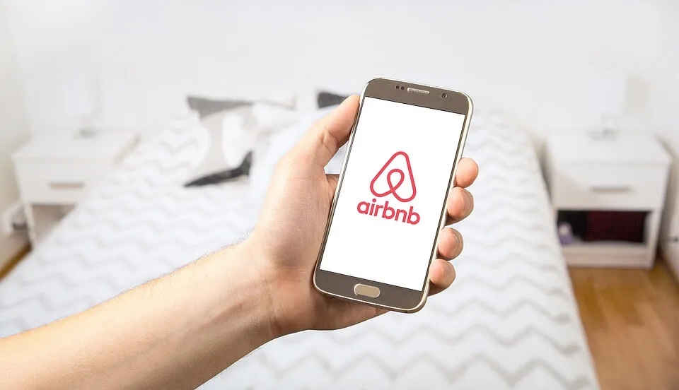السجن لرجل أعمال استخدم كاميرا خفية للتجسس على السياح داخل فيلا Airbnb بمراكش