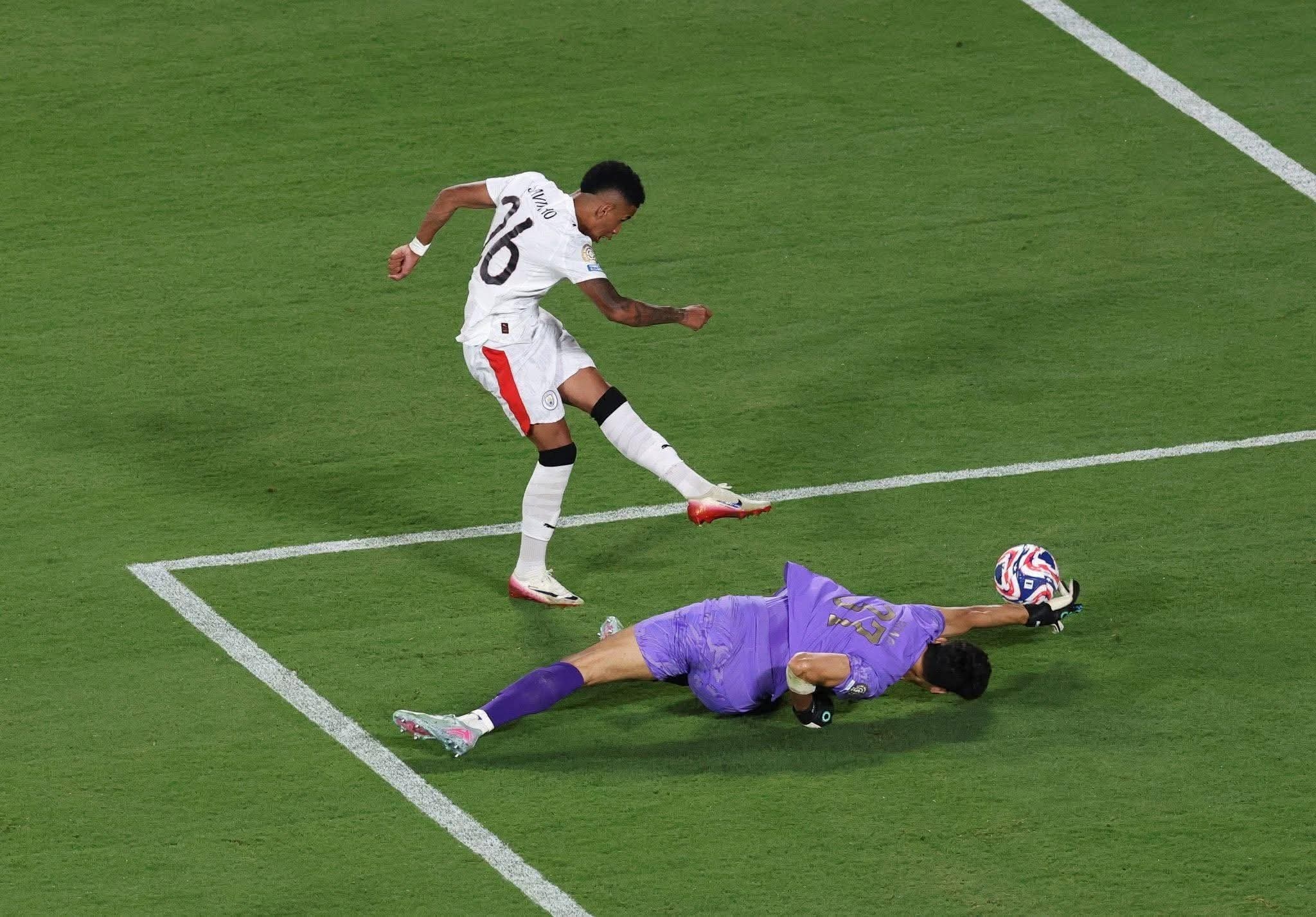 ياسين بونو يتعملق أمام مانشستر سيتي في أداء خرافي و يقود الهلال السعودي لربع نهائي مونديال الأندية