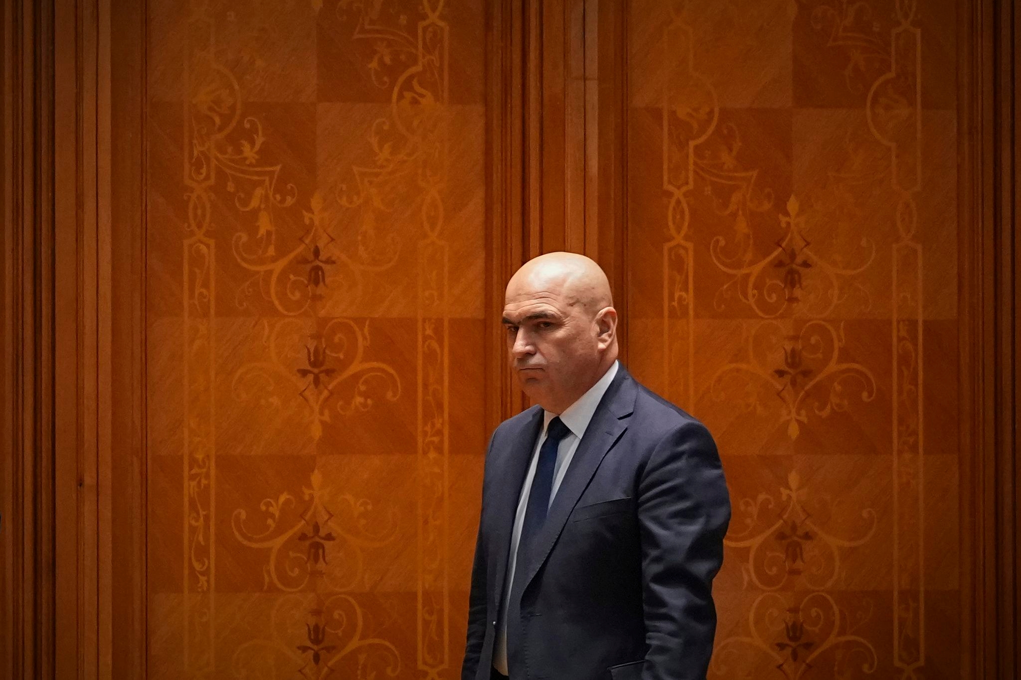 Romanian lawmakers vote in favor of pro-EU coalition, aiming to end protracted political crisis
