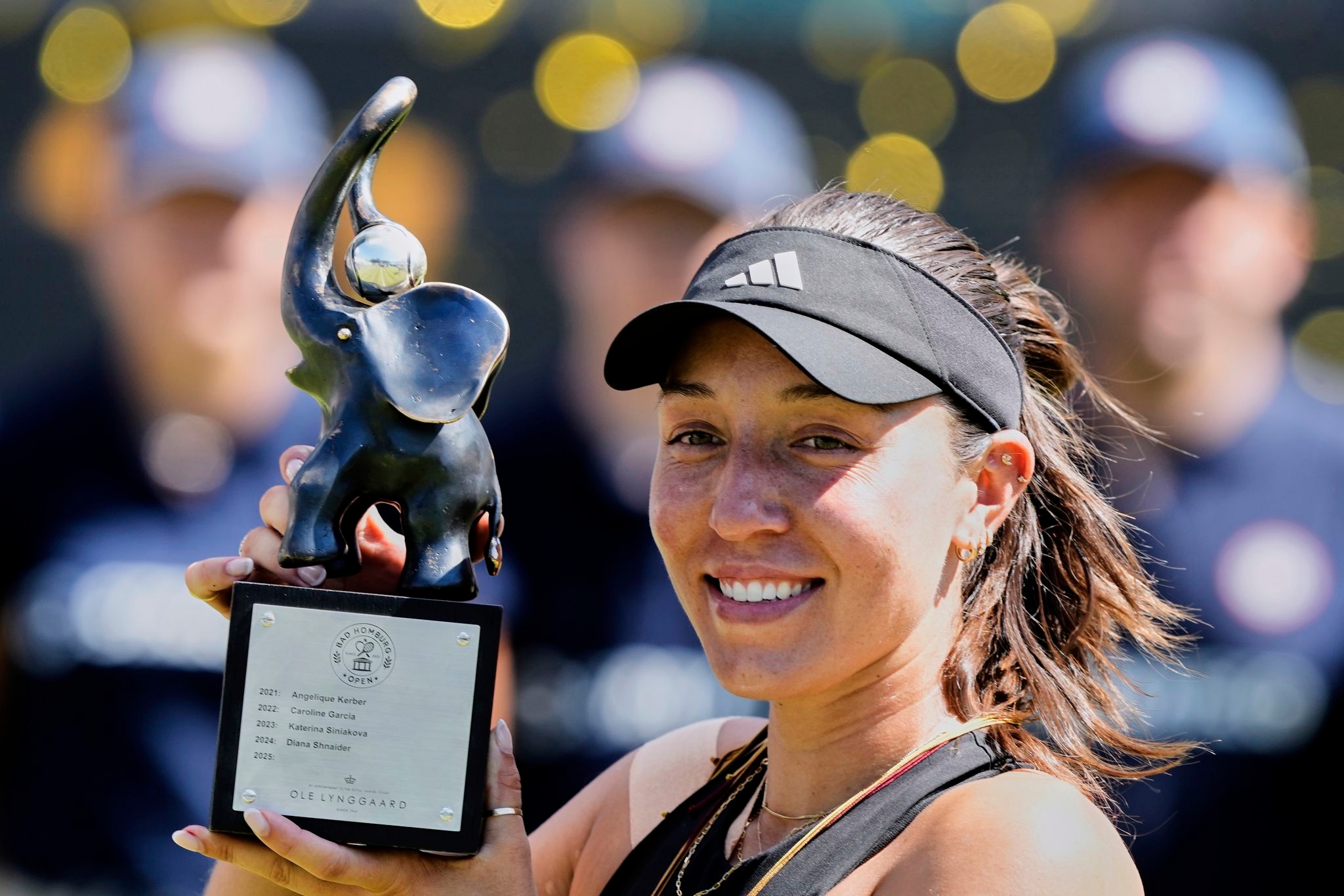 Pegula beats Swiatek on grass to win Bad Homburg title in Wimbledon tune-up