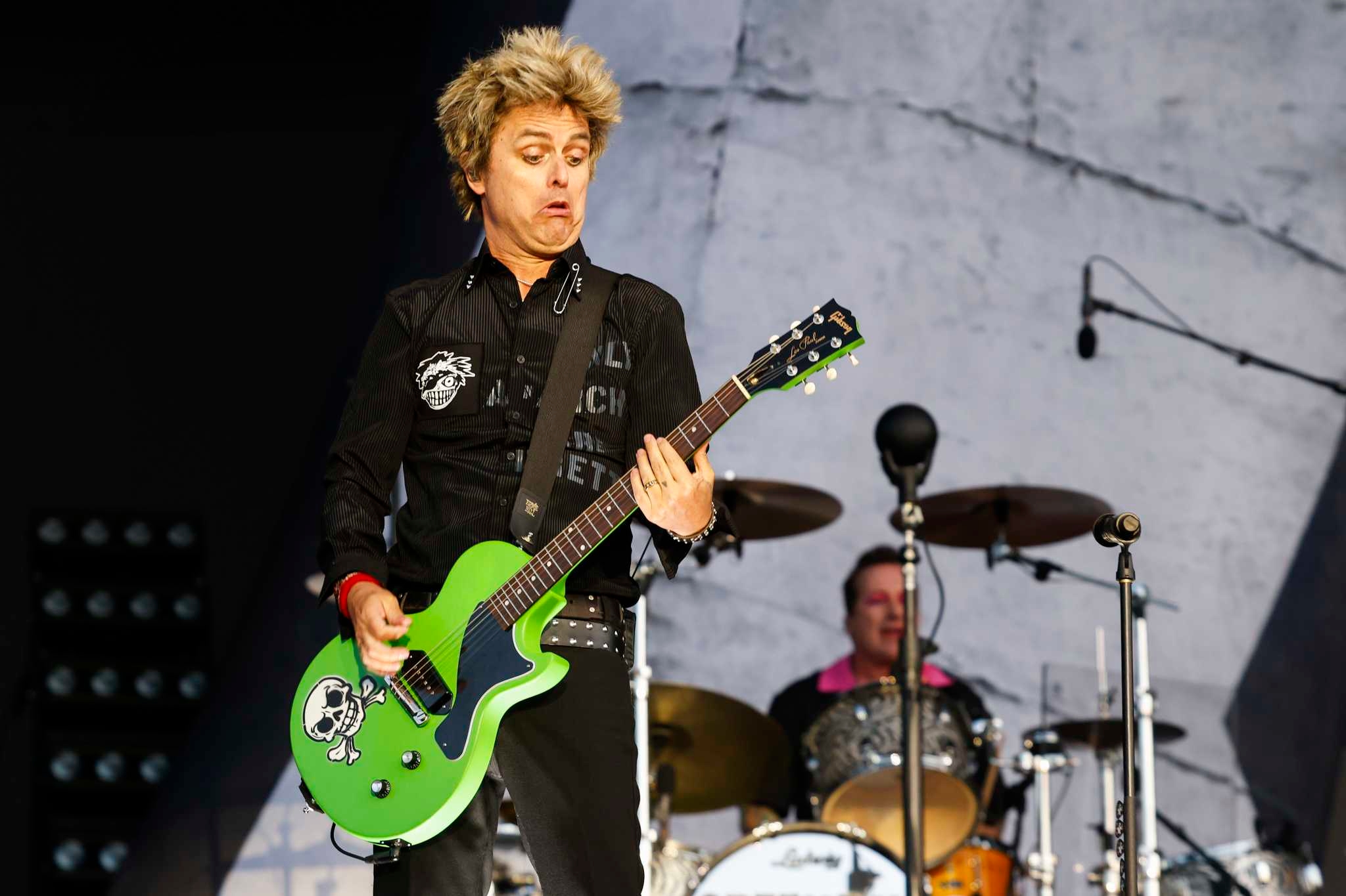 Billie Joe Armstrong kicks fan offstage for playing Oasis' ‘Wonderwall'