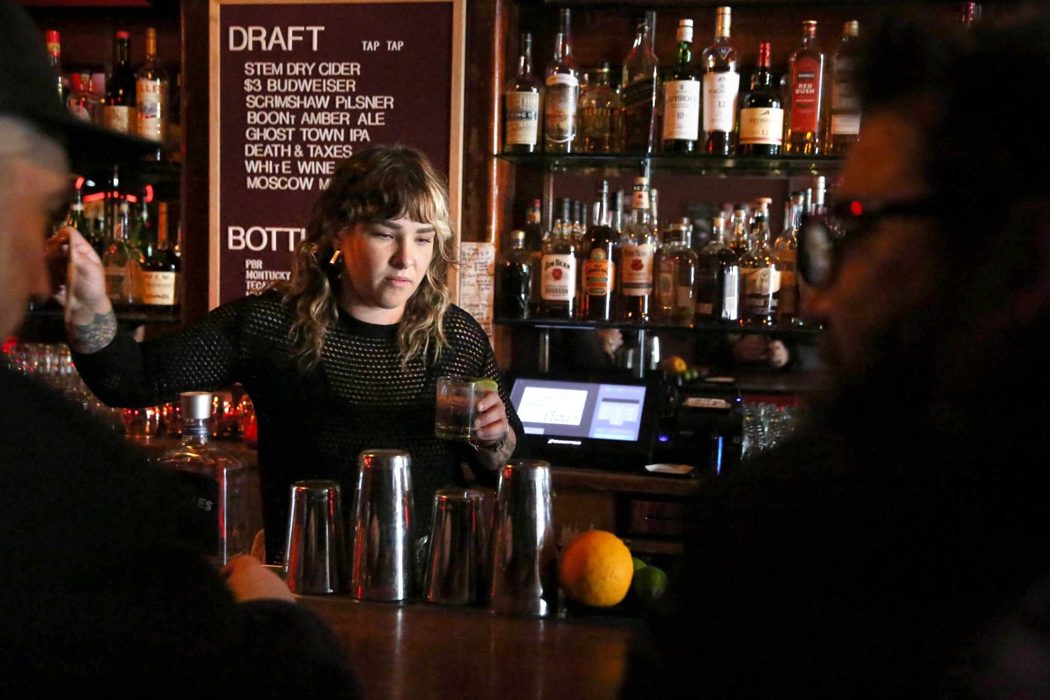 California bars now legally required to offer lids for drinks