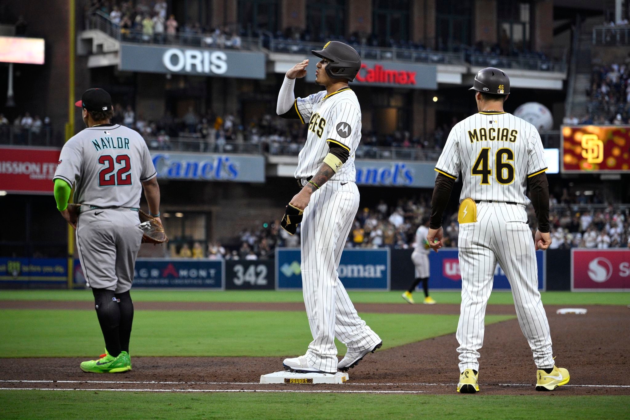 Padres slugger Manny Machado gets his 2,000th career hit