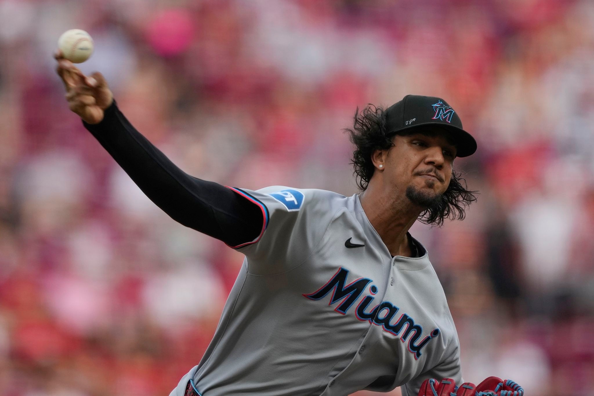 Marlins extend road winning streak to 11 with 12-2 win over Reds