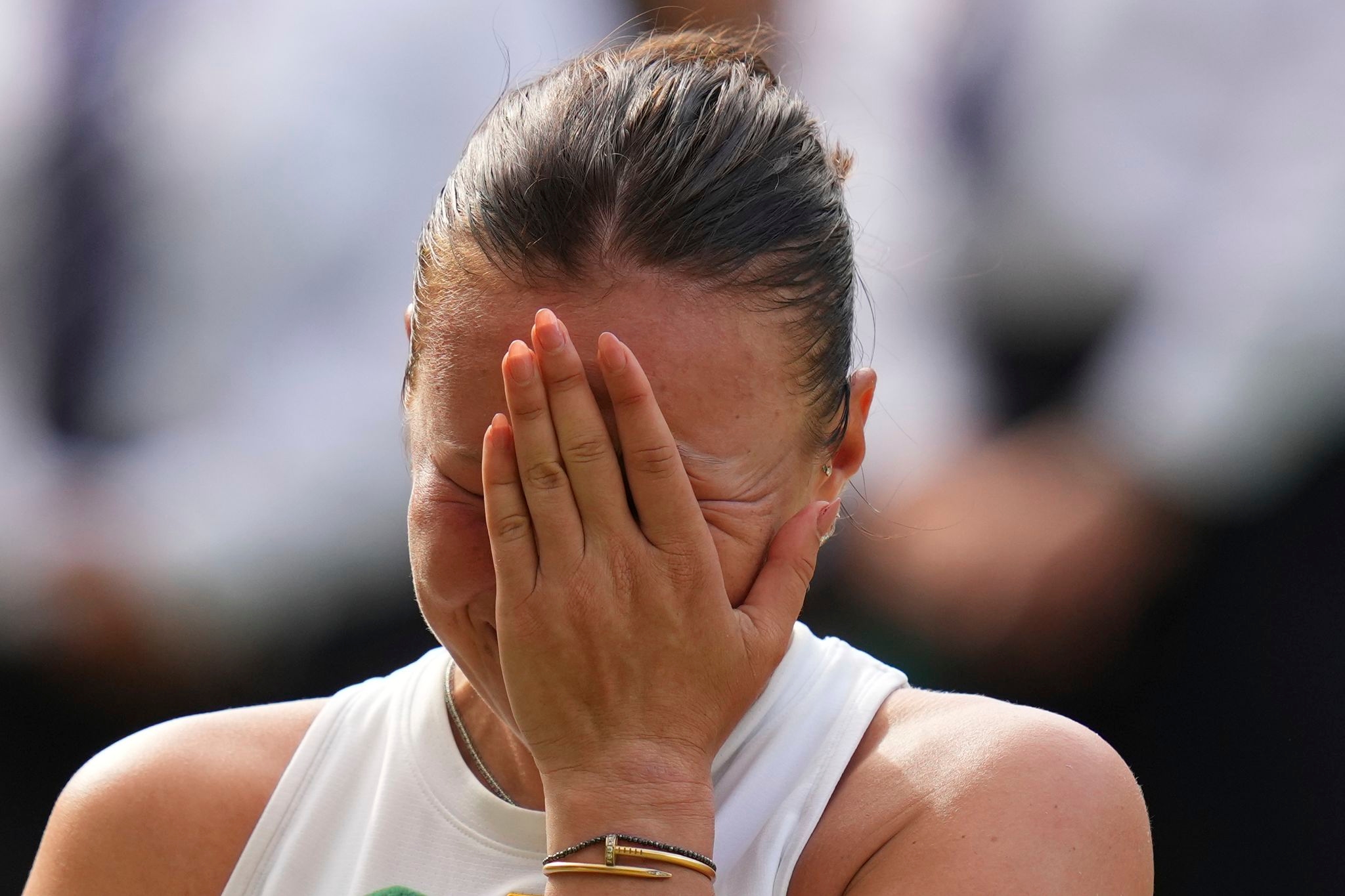 Amanda Anisimova thanks her mom through tears after 6-0, 6-0 loss to Iga Swiatek in Wimbledon final