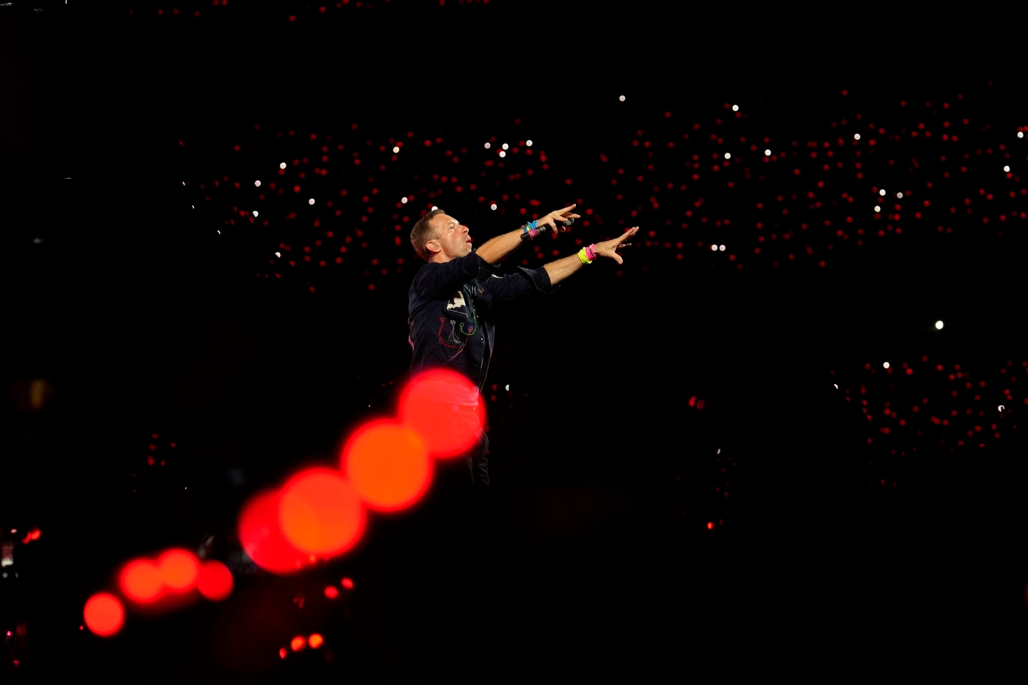 Female HR exec caught on Coldplay cam resigns after embrace with CEO went viral