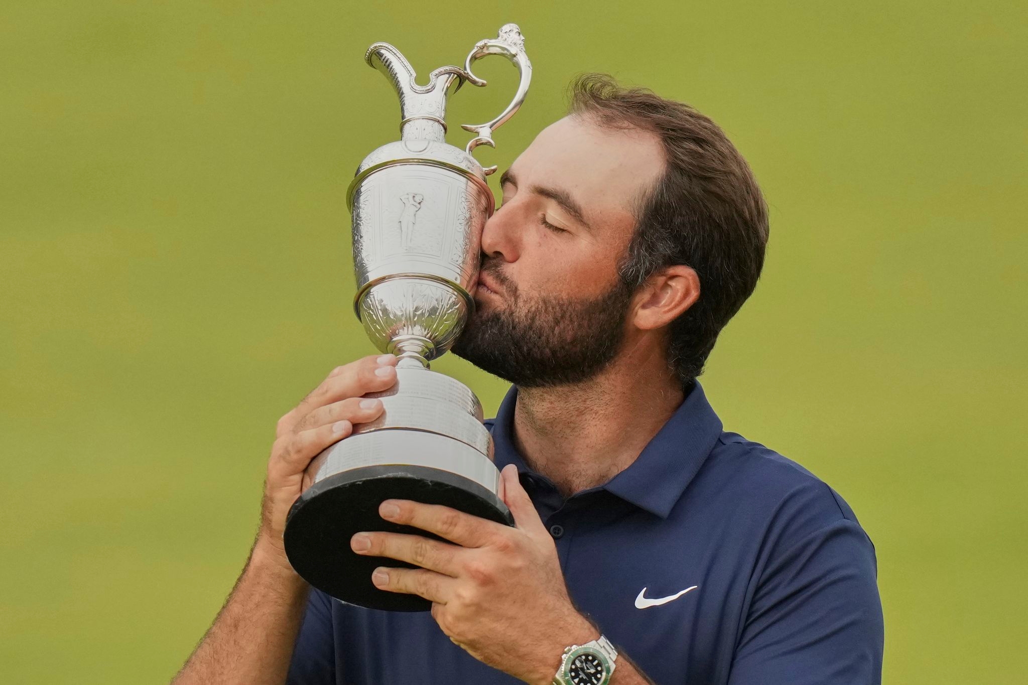 Scottie Scheffler is dominating golf like Tiger Woods once did. Here's what his rivals are saying