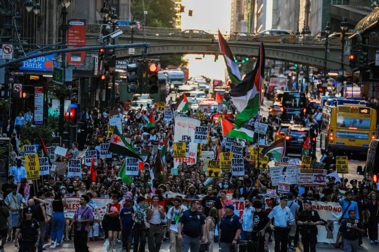 Hamas urges protests to 'break Israeli siege' in Gaza; tense sit-in outside Egyptian Embassy in Beirut